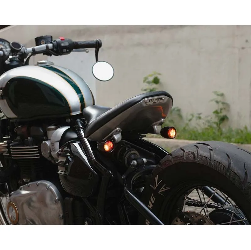 Support de feu arrière sous selle LAMPREY pour Triumph Bobber | Motone Customs