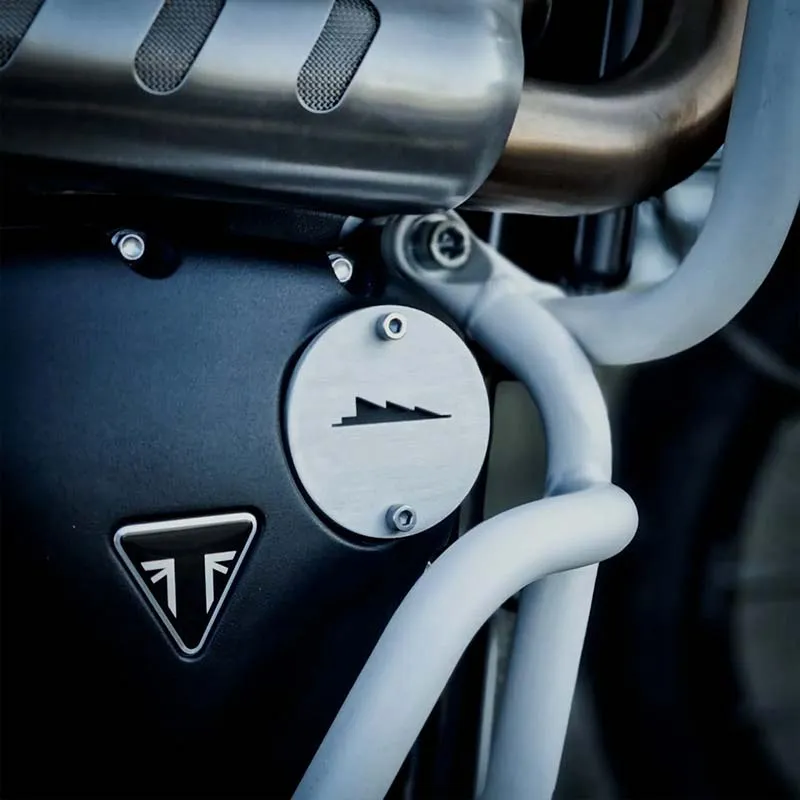 Badge moteur droit en aluminium brossé pour Triumph | Blackpines